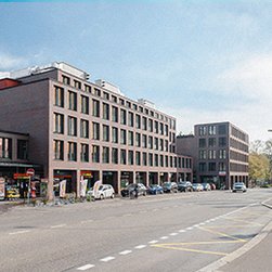 Die modern und hell eingerichtete Kanzlei befindet sich in unmittelbarer Nähe zum Bahnhof Bremgarten.